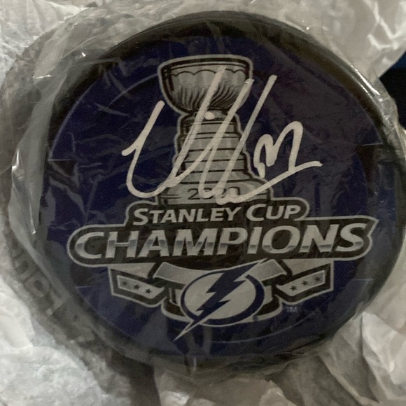 Authentic NWB signed Victor Hedman signed Hockey Puck - Picture 1 of 4